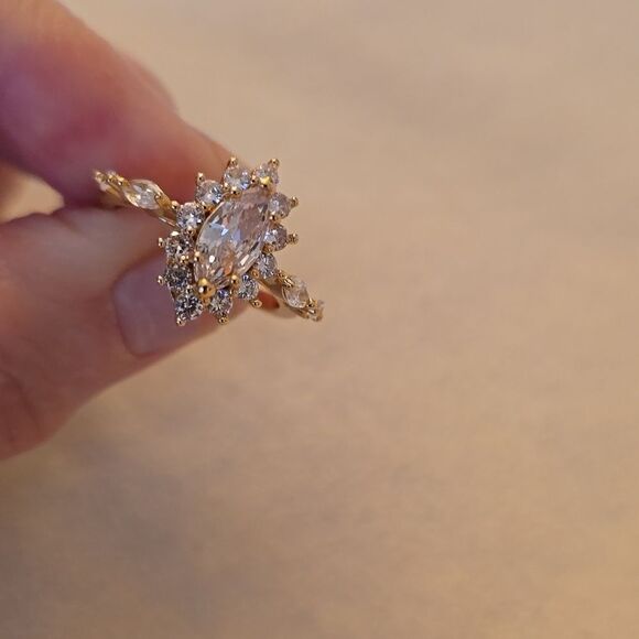 Gold tone size 8 sparkling ring - Picture 1 of 11